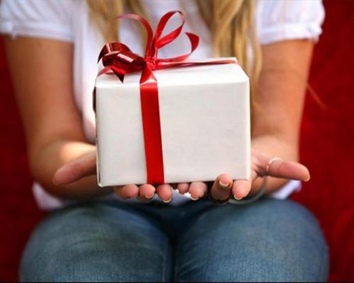 Что подарить подруге, если на поиск подарка нет времени?